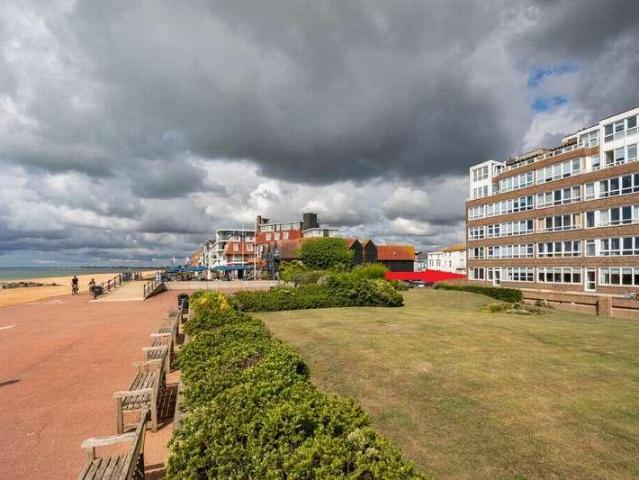 3 bed flat for sale