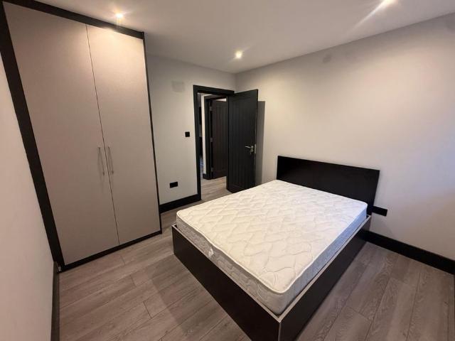3 Bed Flat, High St, TW3