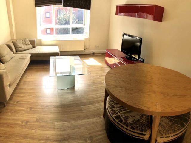 3 bed flat PLUS separate living room Old Street