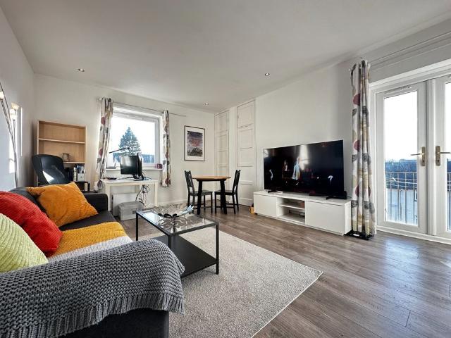 3 Bed Flat, Ravenswood Avenue, EH16