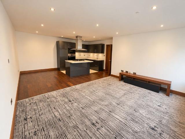 3 Bed Flat, Stoneham House, CR0