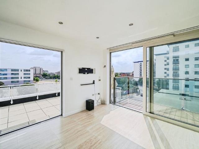 3 Bed Flat, The Blenheim Centre, TW3