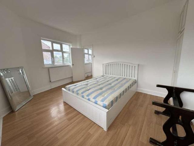 3 bed flat to rent
