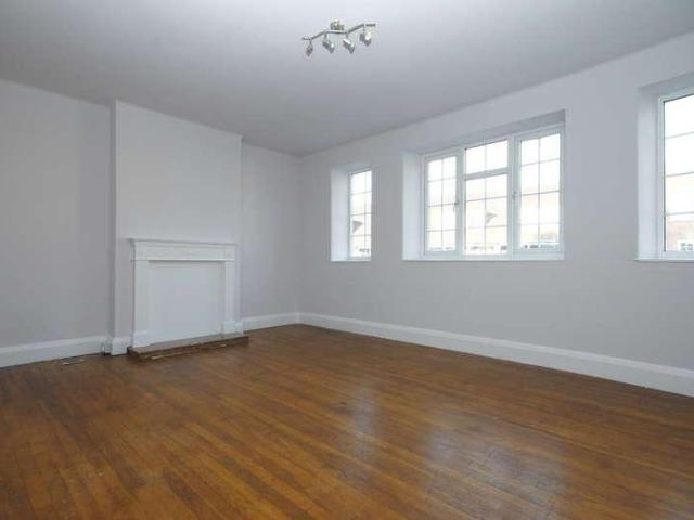 3 bed flat to rent