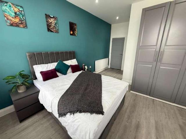 3 bed flat to rent