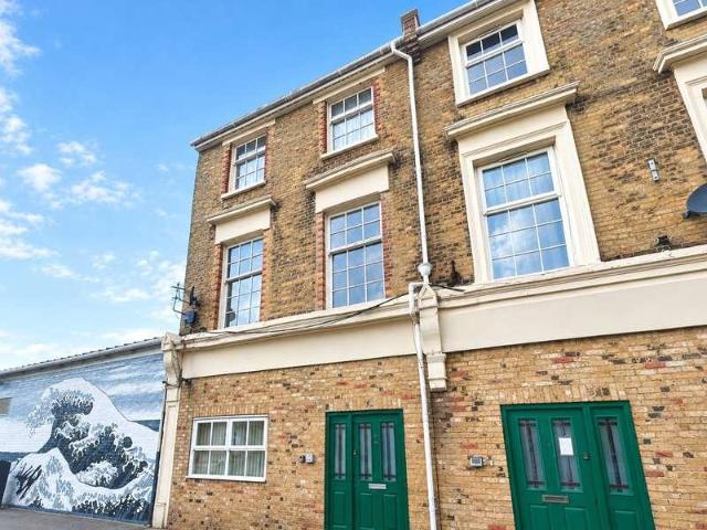 3 bed flat to rent