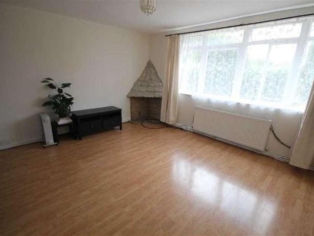 3 bed flat to rent