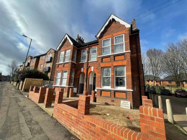 3 bed flat to rent