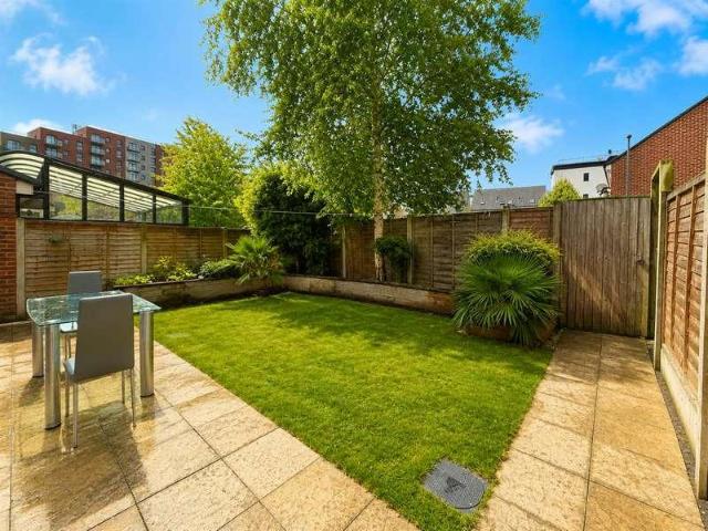 3 bed flat to rent