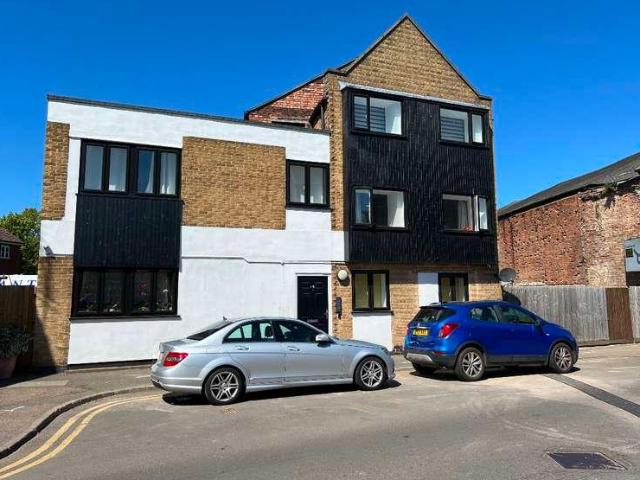 3 bed flat to rent