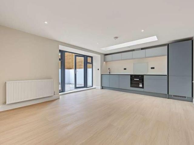 3 bed flat to rent