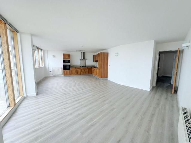 3 bed flat to rent