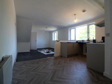 3 bed flat to rent Church Street, Church Gresley DE11