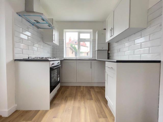3 bed flat to rent Haddon Road, London SM1