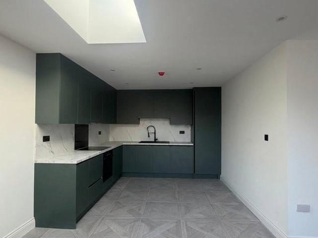 3 Bed Flat to Rent in Acton with Balcony