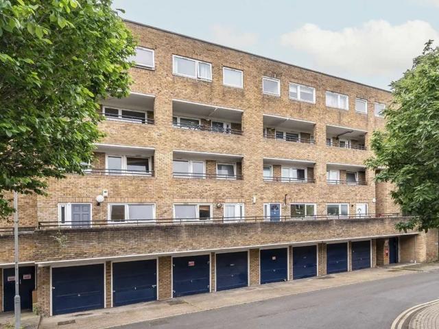 3 bed flat to rent in East Hill, London, SW18