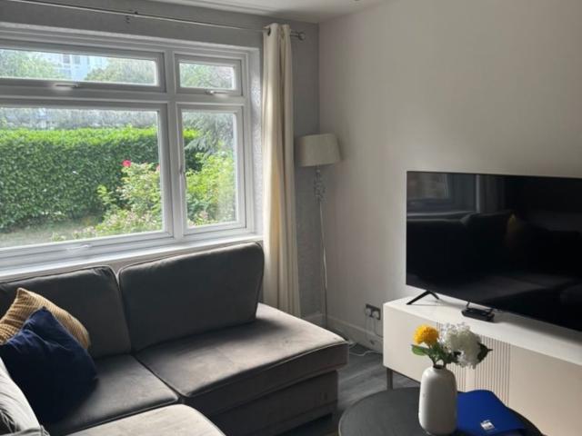 3 bed flat to rent in Kersfield Road, Ewhurst, SW15
