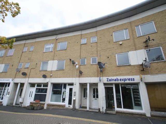 3 bed flat to rent in hartlepool court, london, e16