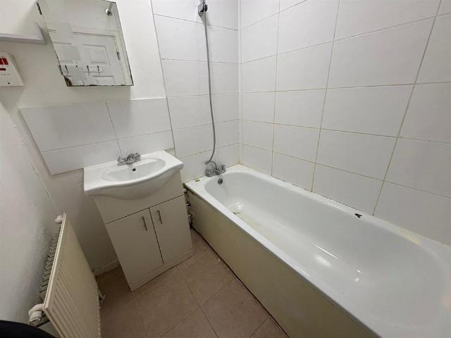 3 bed flat to rent in Trinity Avenue, Northampton, NN2