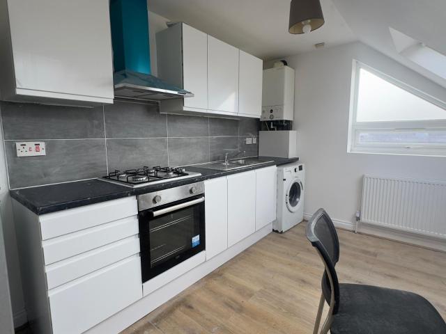 3 bed flat to rent Norbury Road, London CR78JP