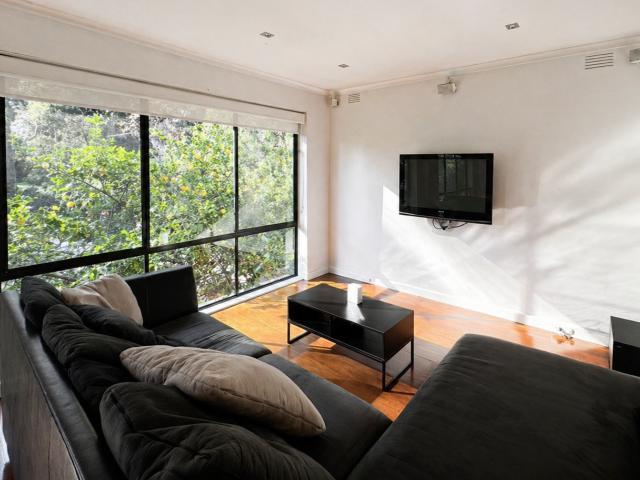 3 BED FULL FURNISHED UNIT WALKABLE TO STKILDA BEACH  LOCATED DIRECTLY OPPOSITE STKILDA BOTANICAL GARDEN. RARE GEM!