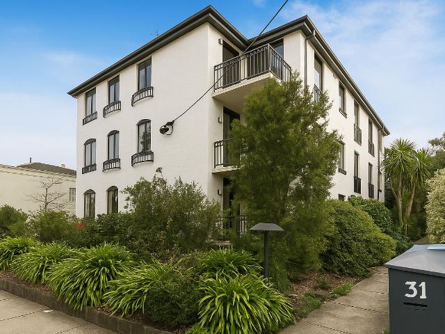 3 BED FULLY FURNISHED SOUTH YARRA UNIT WITH AIRCON, PARKING AND BALCONY  WALKABLE TO SOUTH YARRA STATION WITH TRAM ON TOORAK Rd. at DOORSTEP