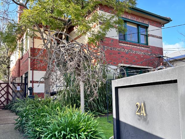 3 BED FULLY FURNISHED VINTAGE ART DECO STYLE CLASSIC HOUSE IN PRAHRAN. WITH PUBLIC TRANSPORT AT DOORSTEP! CENTRALLY HEATED+ 2 AIRCONS. LOCATION!