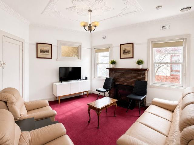 3 BED FULLY FURNISHED VINTAGE ART DECO STYLE CLASSIC HOUSE IN PRAHRAN. WITH PUBLIC TRANSPORT AT DOORSTEP! CENTRALLY HEATED+ 2 AIRCONS. LOCATION!