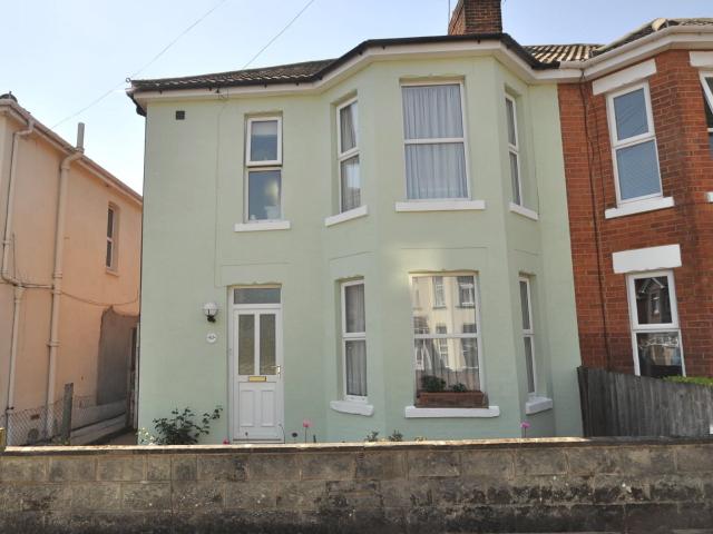 3 bed house to rent in Shelbourne Road, Charminster, BH8