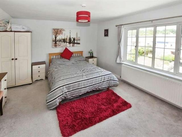 5 bed house for sale
