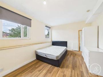 3 bed flat for sale