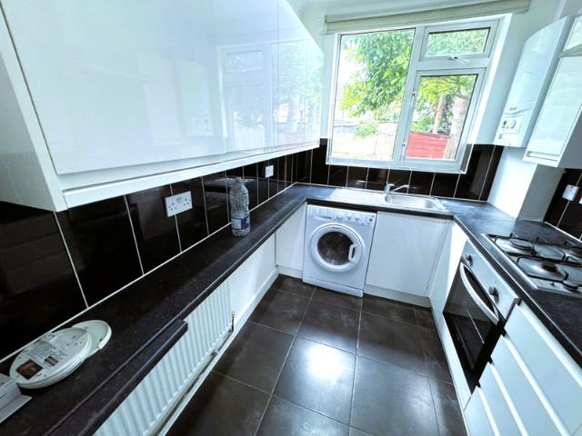 3 Bed House Ilford £2400 Pcm with Driveway