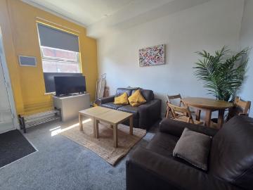 3 Bed house in Woodhouse available now!