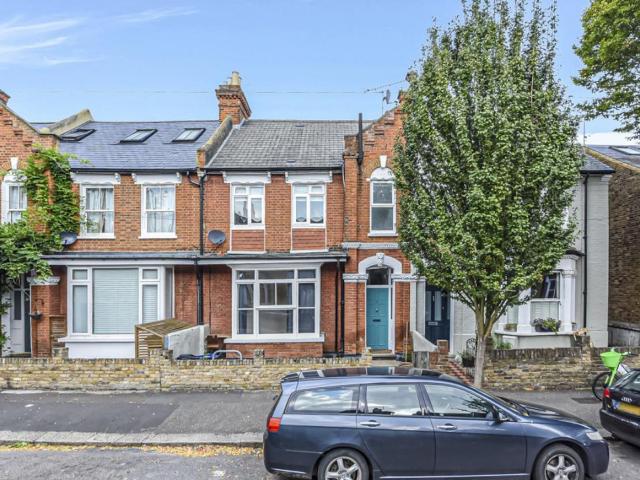 3 Bed House Mid Terrace For Rent