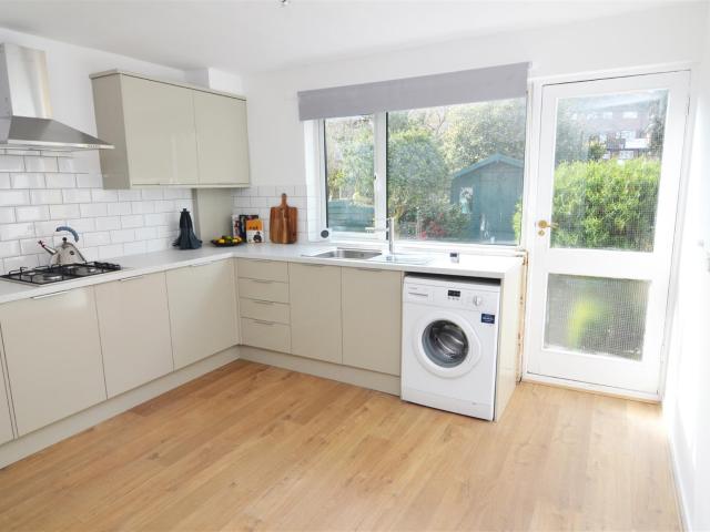 3 Bed House Mid Terrace For Rent