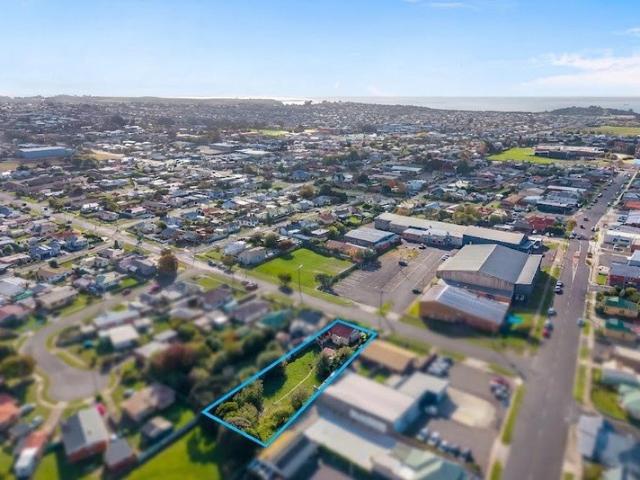 3 Bed Large House For Lease in the Heart of Devonport