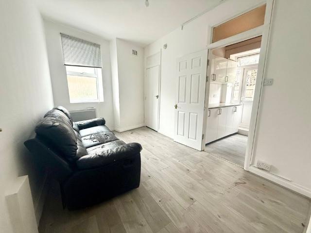 3 Bed Maisonette, Terrapin Road, SW17
