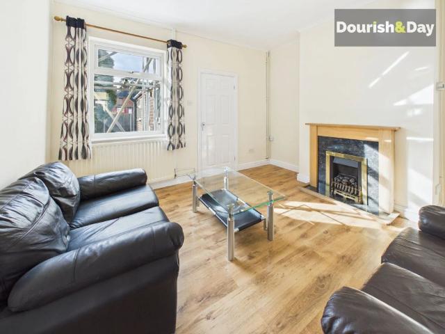 3 bed mid terraced house to rent in Heath Street, Newcastle, ST5