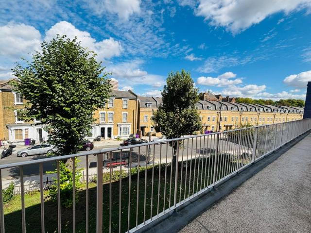 3 Bed Modern maisonette available near QMUL