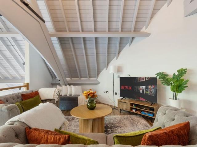 3 Bed Penthouse, Wycliffe House, IG1