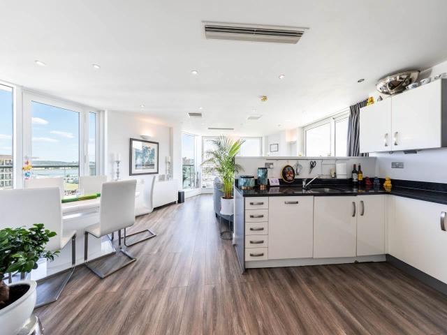 3 bed penthouse to rent in the helm, 4 basin approach, e16