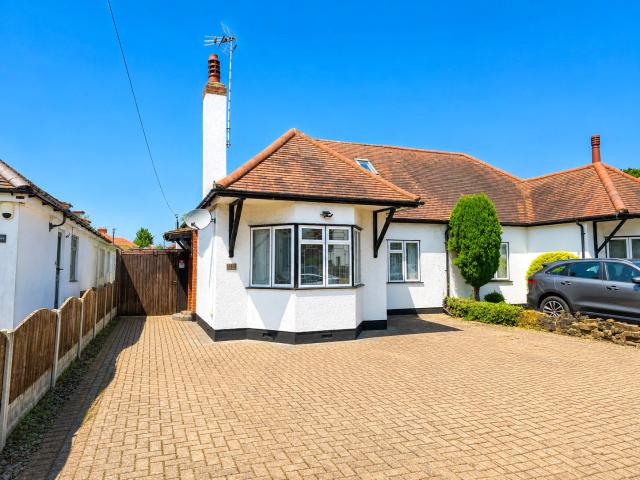 3 bed semi detached bungalow to rent in Ridgeway, Rayleigh, Essex, SS6
