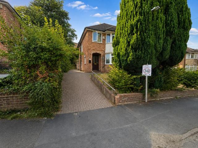 3 Bed Semi Detached, Chairborough Rd. 3 bed semi detached house to rent £1,750 pcm £404 pw