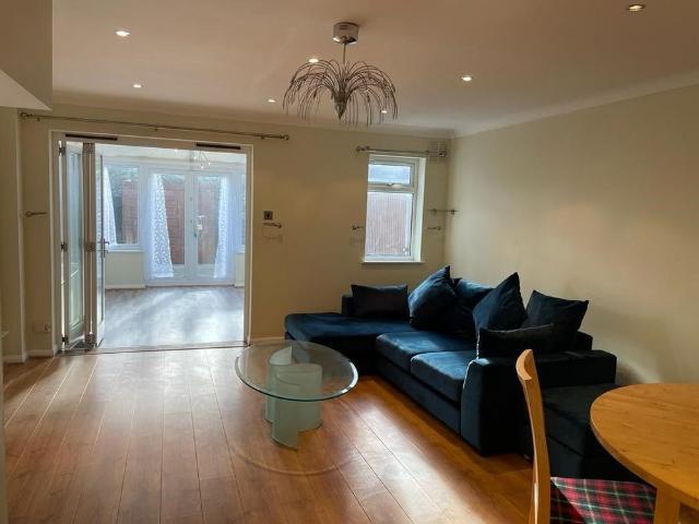 3 Bed Semi Detached House, Beechcroft Close, TW5