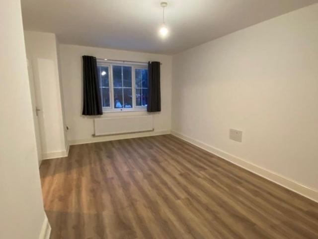 3 Bed Semi Detached House, Brook Rise, LS27