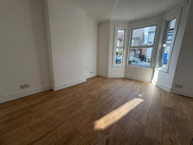 3 Bed Semi Detached House, Clarendon Road, CR0
