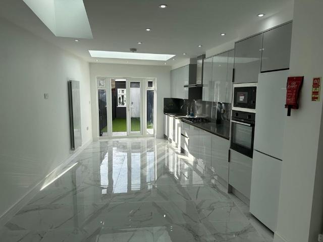 3 Bed Semi Detached House, Hurstbourne Gardens, IG11