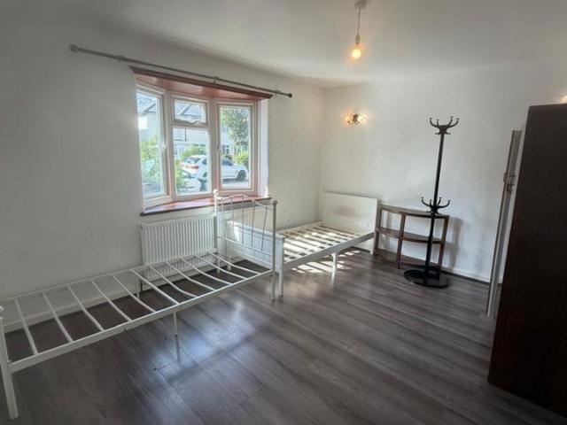 3 Bed Semi Detached House, Princes Road, IG6