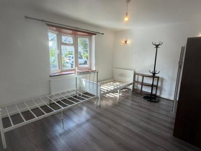 3 Bed Semi Detached House, Princes Road, IG6