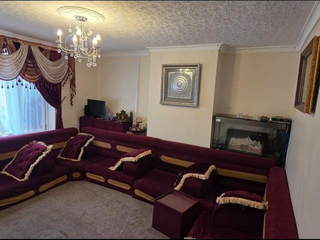 3 Bed Semi Detached House, South Roundhay, B33
